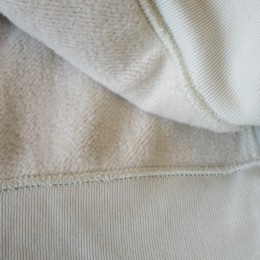 裏のパイル面には度詰めされた柔らかなコーマ糸が使われてるので肌ざわりも良いですよ。