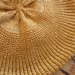 リネン混の糸をうね（畝）編みで編まれています。
