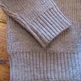 袖や裾は（ネック同様）リブ編みになってますよ。