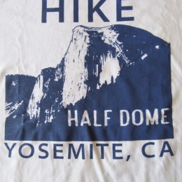 ヨセミテ国立公園にある「ハーフドーム」はトレッキングやハイキングで有名なスポットなんですね！。（・・フムフム。）