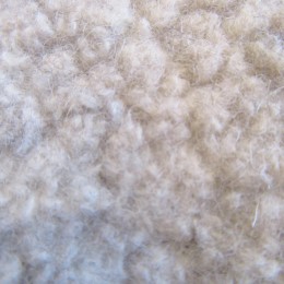ウールを60%に抑えることで保温性だけでなく、軽くて着心地の良い素材に仕上がってますよ。