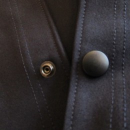 フロントに付いたスナップボタンは閉じるより羽織るといった感じでしょうか？。