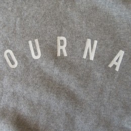 胸には「JOURNAL」に（またもやご無理を言って！？。）ロゴを変更していただいております・・。