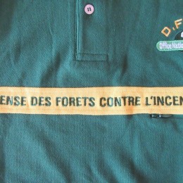 胸のイエローラインには「DEFENSE DES FORETS CONTRE L'INCENDIE 」の文字が（誇らしげに！）入ってます。