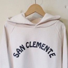 フロントには「SAN CLEMENTE（サン・クレメンテ）」のロゴが入ってます。（・・ちなみに、カリフォルニアのサーフスポットだそうですよ！。）