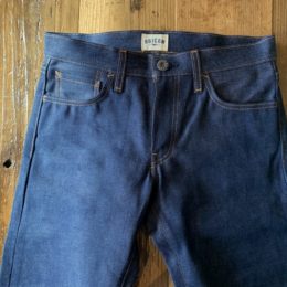 シンプルな5ポケットのストレートです。