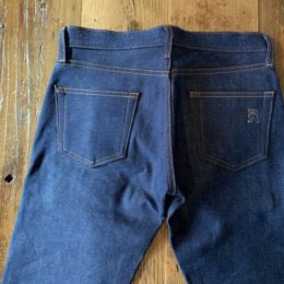 程よいサイズのヒップポケットも（これまたシンプルに！）いい感じです。