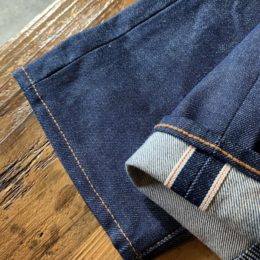 勿論、赤耳（と、チェーンステッチ！）付いてます。