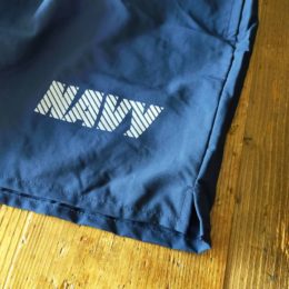 ひだり裾の「NAVY」はリフレクタープリントになってますよ。