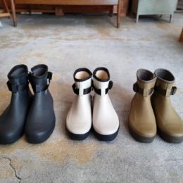 （ひだりから）
CHARCOAL, WHITE, COYOTE になります。