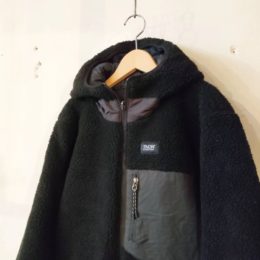 フード部分は首もとまで立ち上がっててあたたかいですよ。