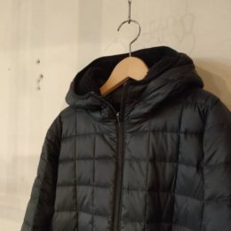 寒い日は、ボアを中にして着るのも良さそうですね。