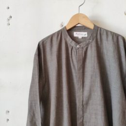 スタンドカラーになります。