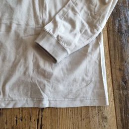 袖はリブ仕様になってますよ。