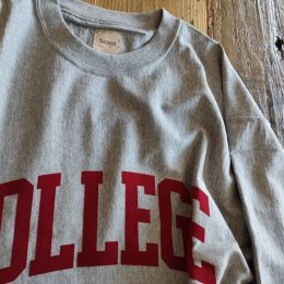 フロントには「COLLEGE」
