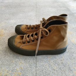 天然ゴムのソールは「ヴァルカナイズ製法」を用いて1点1点手作業で取り付けられています。