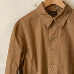 すこし小ぶりの衿型もいい感じです。 (ちなみに、タックボタンも通常よりひと周り小さめだそうですよ。)