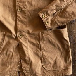 フロントに大きなポケットが2つ付いた4つボタン仕様になってます。