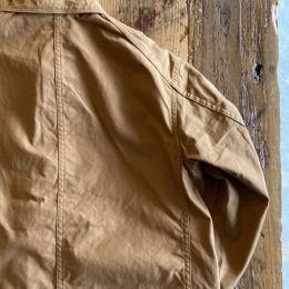 ひと手間かけて縫製された(拘りの!)ショルダーラインもおすすめですよ。