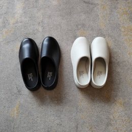（ひだりから）BLACK, OFF WHITE になります。