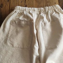 うしろにもポケットが付いてますよ。