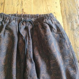 ウエストはゴムとヒモでサイズ調節ができます。