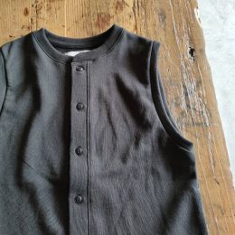 クルーネックになってます。