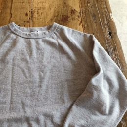 クルーネックのラグランスリーブになってます。