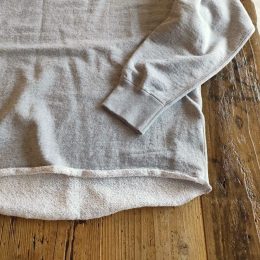 袖や裾はこんな感じです。（切りっぱなしの裾の感じもかわいいですよ。）