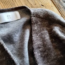 表がウールリネン、裏がコットンになってるので着心地も良いですよ。