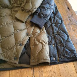 （ひだりから） D.OLIVE, BLACK になります。