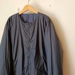 こちら側は、 すっきりとしたデザインのZIPジャケットになってますよ。