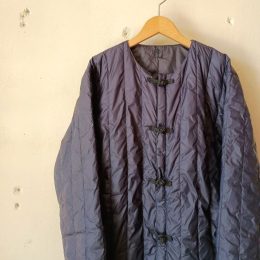 チャイナボタンがかわいいですね。