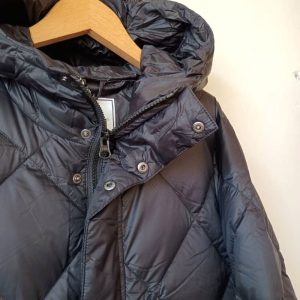 スナップボタンとZIPのダブル仕様になってます。