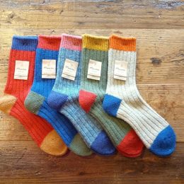 つま先・かかと・履き口が、
かわいい配色の切替になってますよ。