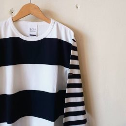 パイピング仕様の「クルーネック」になります。