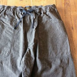 フロントに付いた大きなパッチポケットが印象的です。