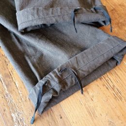 裾には（ウエストにも！）ドローコードが付いてます。