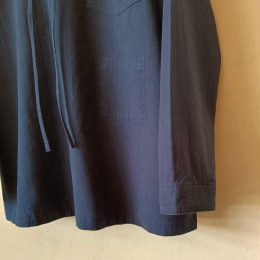 裾や袖はこんな感じです。（じつは内ポケットも付いてます。）