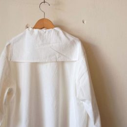 セーラーカラーがかわいいですね。