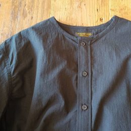 パイピング始末のクルーネックになってます。