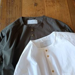 （みぎから） White, Charcoal になります。