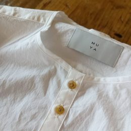 ノーカラーのすっきりとした首もとがいい感じです。