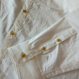 袖に付いた小さなボタンもかわいいですね。