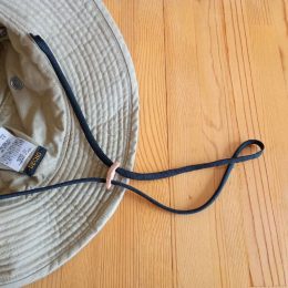 あご紐も付いてるので風の強い日も安心ですよ～