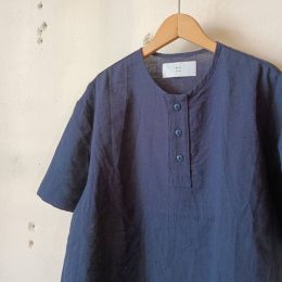 こちらは「ヘンリーネック」になります。