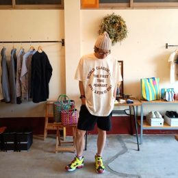 モデル:ゴジラ推し(今!?)の、店主 172cm,57kg/着用サイズ:BABE LOOSE(WHITE着用)