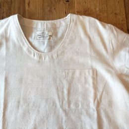 胸ポケットが付いてますよ。