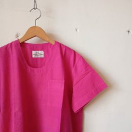 程よく開いたUネックになってます。