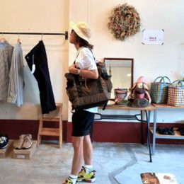 肩からも掛けられます。 (以上、モデル:(スリィ~ウエ~イ?)店主 172cm,57kg)